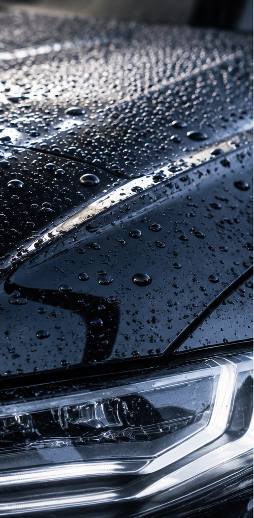 Wasserperlen auf lackierter Motorhaube